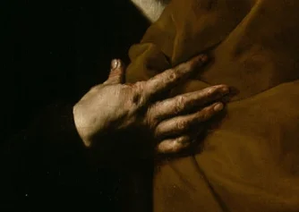 胸に当てられた左手