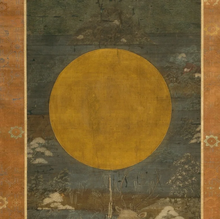 巨大な金色の円（神鏡）