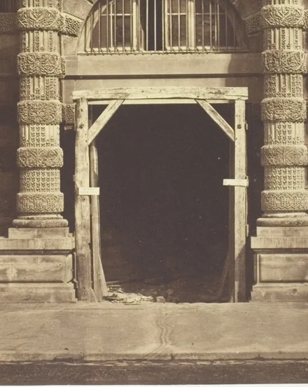 入り口の木製足場