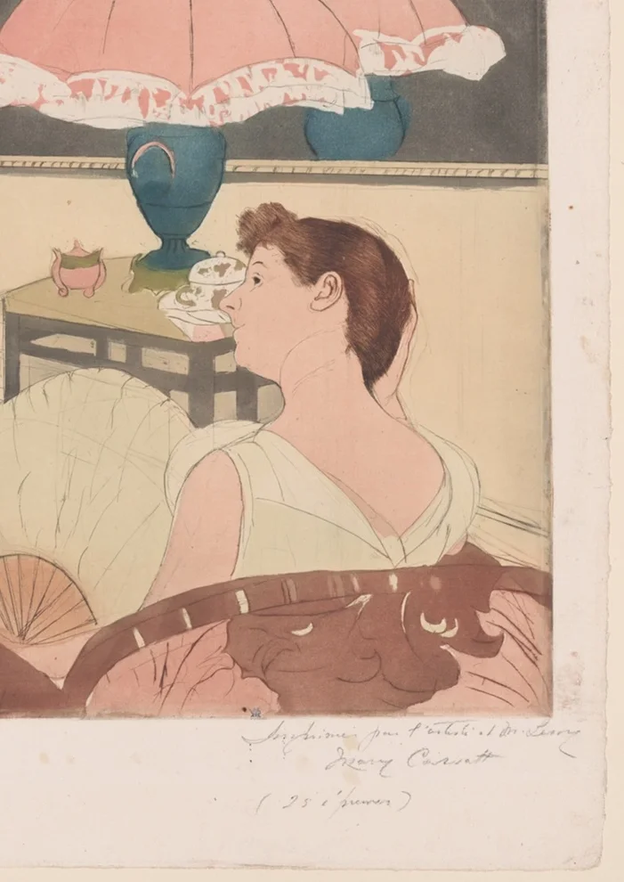 椅子に座る女性の後ろ姿