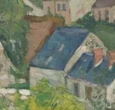 前景の白い家（青い屋根）