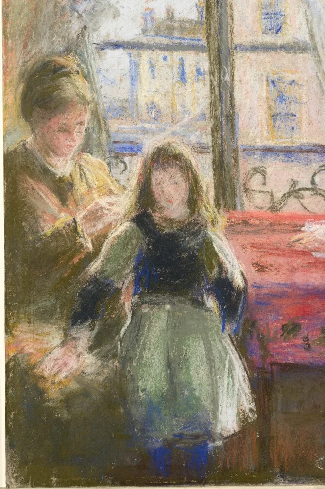 中央に立つ少女