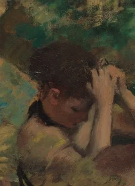 髪を整える踊り子の顔