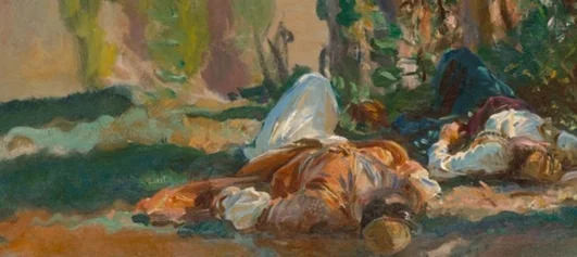 地面に横たわる人物（左）