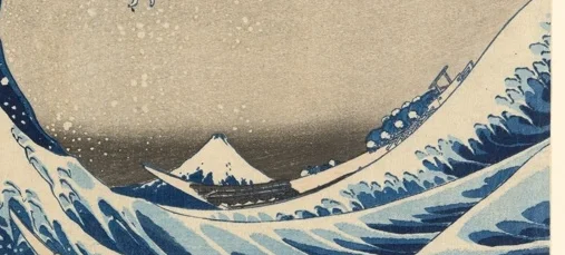 中央の波間に浮かぶ押送船