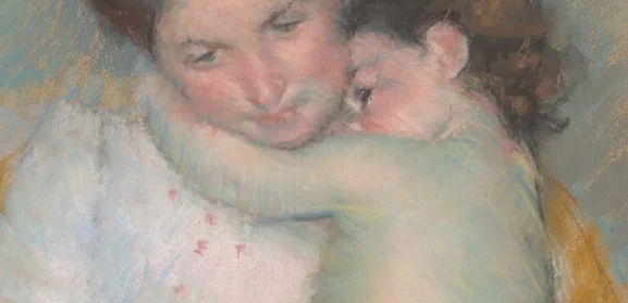 母親の首に回した子供の腕