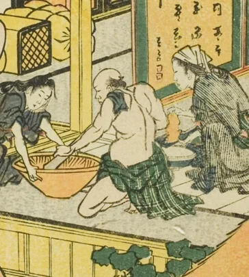 床に座る上半身裸の男