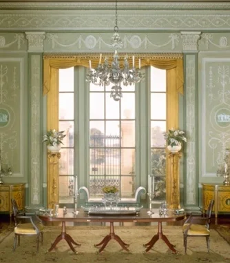 大きな中央の窓