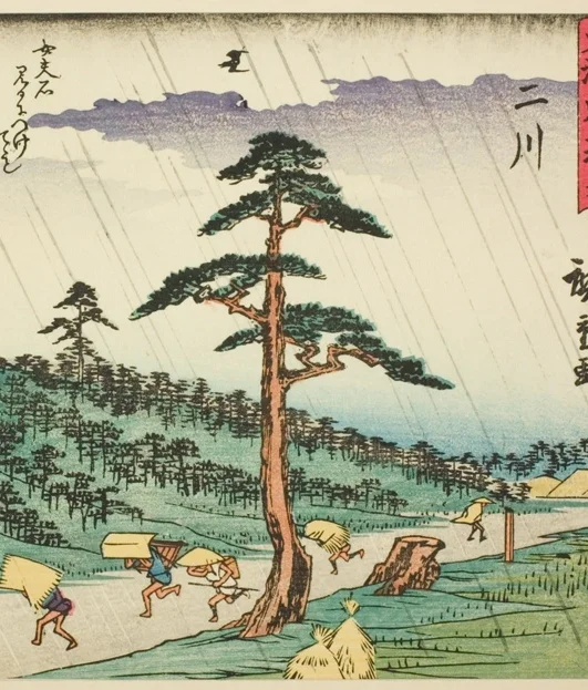 中央にそびえる大きな松の木