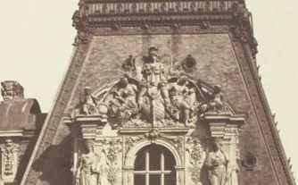 ペディメントの壮大な彫刻群