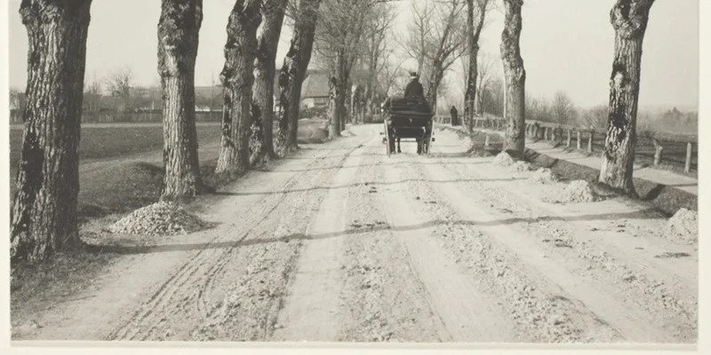 轍のある未舗装の道