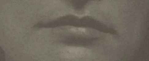 固く結ばれた唇