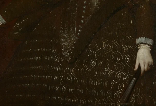 スカートの鎖状の金刺繍