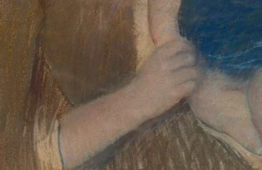 子供を支える母親の手