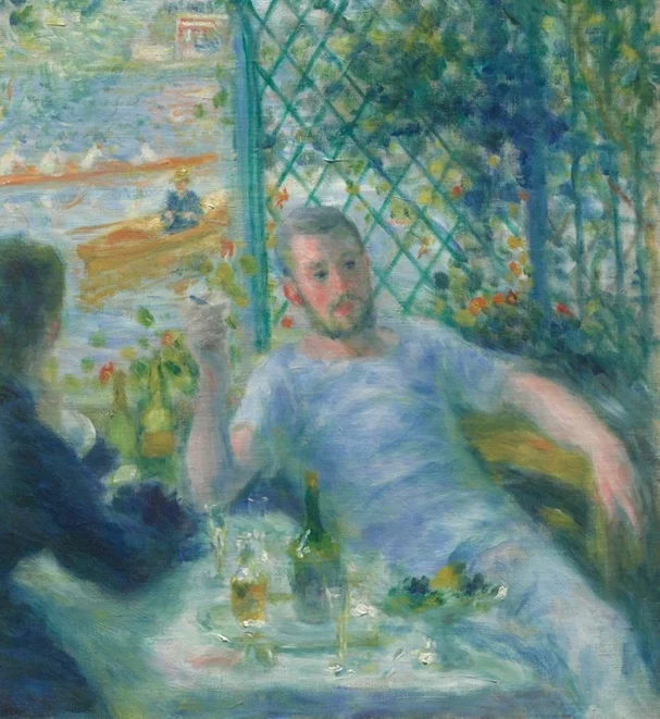 右側に座るボートを漕ぐ男性