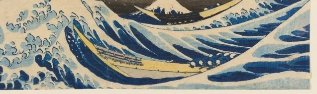 波間に浮かぶ押送船（中央下）