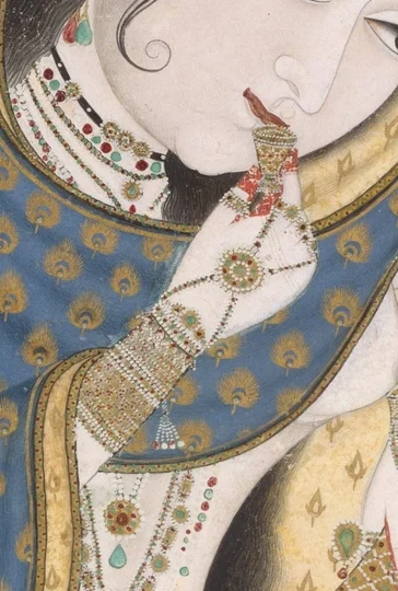 口元に添えられた右手