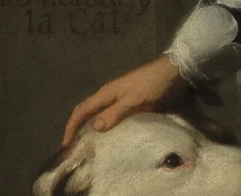 犬の頭に置かれた左手