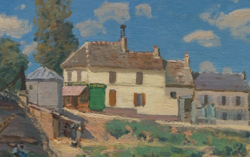 中央の白い家屋