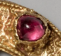 鮮やかな赤色の宝石