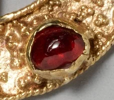 深い赤色の宝石