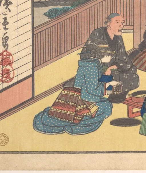 お茶を淹れる女性