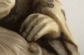 犬を撫でる左手